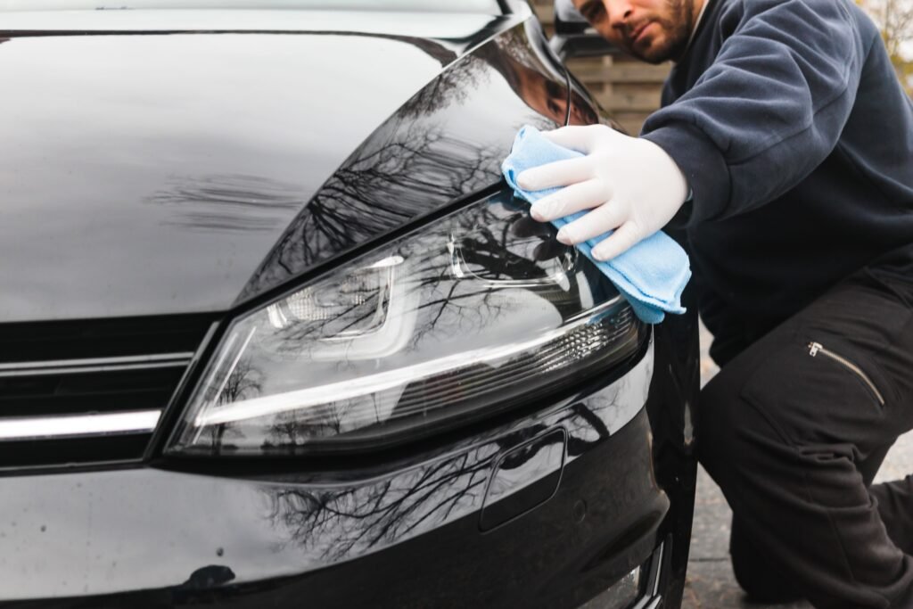 Rénovation d’un phare automobile opaque et jauni par polissage
