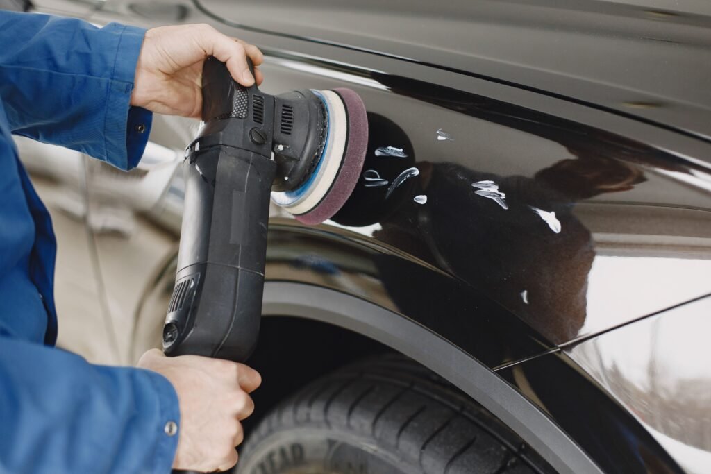 Polissage de carrosserie automobile pour atténuer les micro-rayures et raviver la brillance